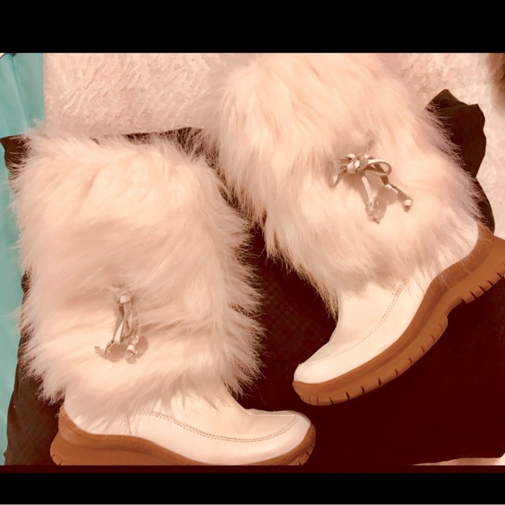 STEVE MADDEN  FLAT WHITE FAUX FUR WINTER BOOTS / RUBBER SOLES / SZ 6.5